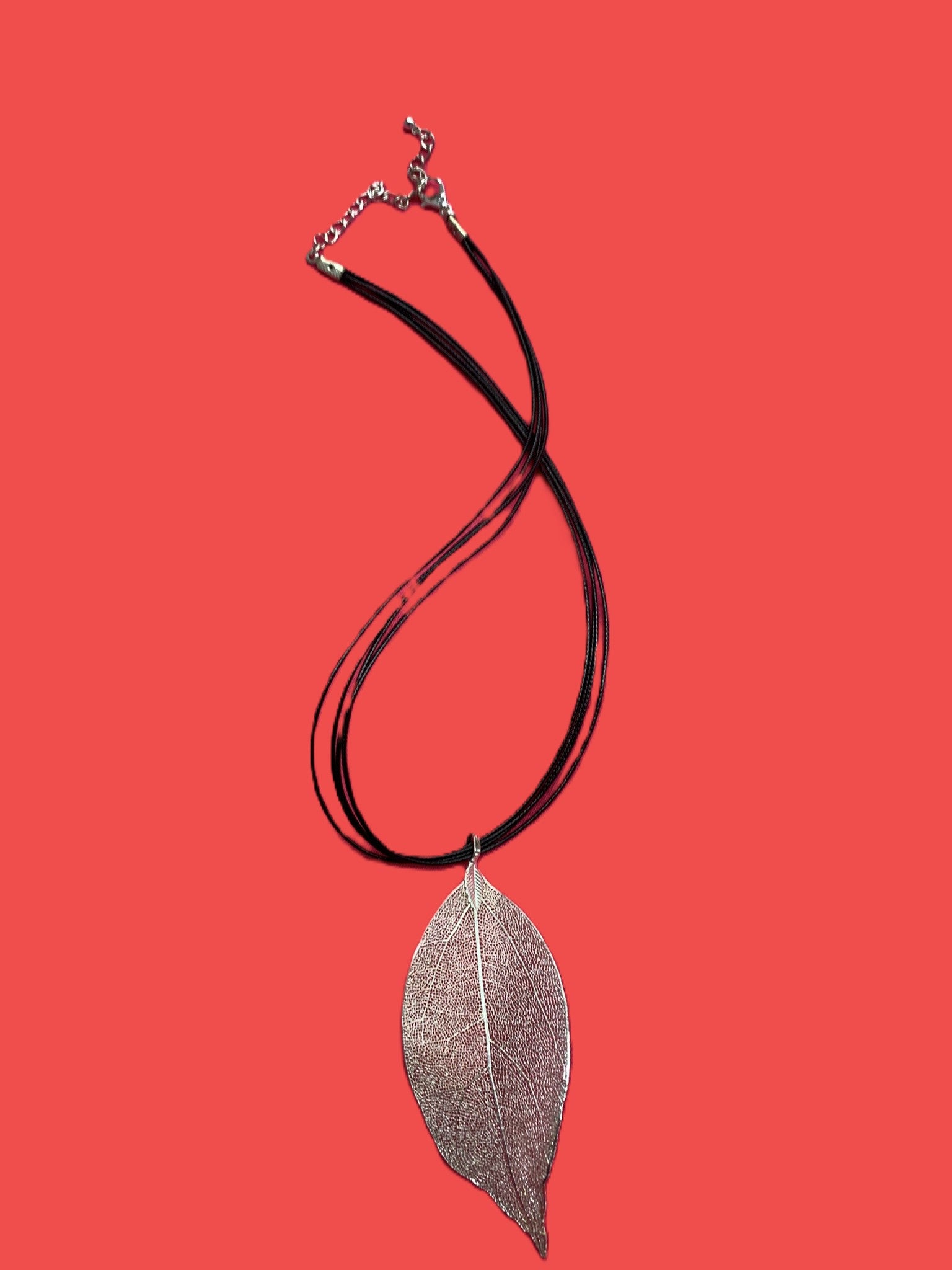 Leaf Pendant Necklace – Nature-Inspired Elegance